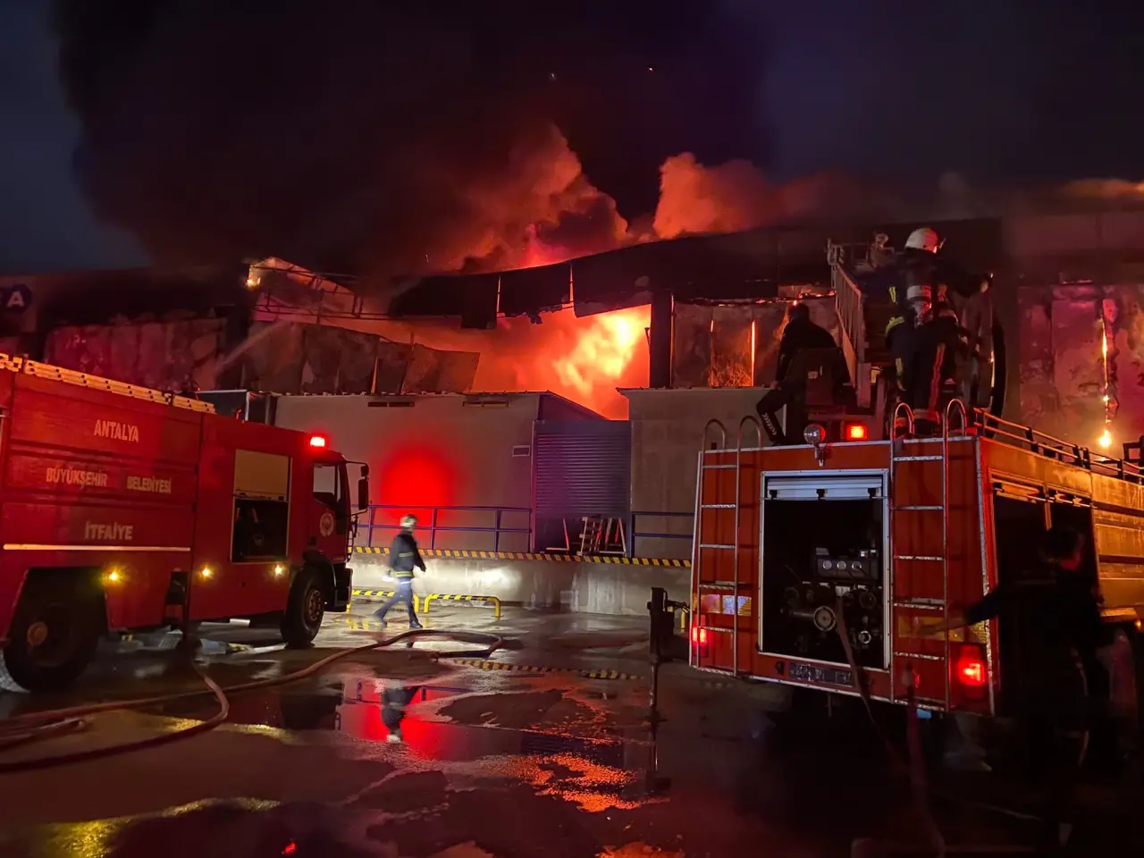 Antalya’da gece yarısı korku! Dev market deposu alevlere teslim 2