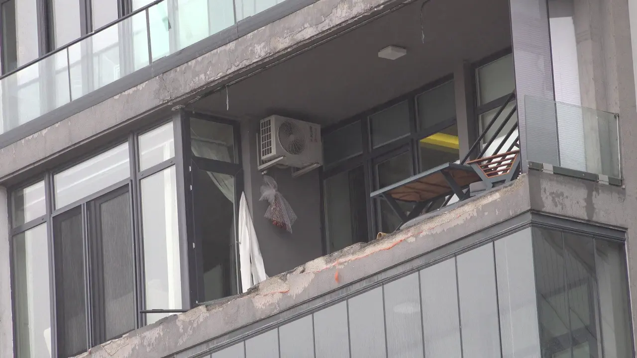 Bursa'da şiddetli lodos hayatı felç etti! Milyonluk dairelerin balkonları söküldü 5