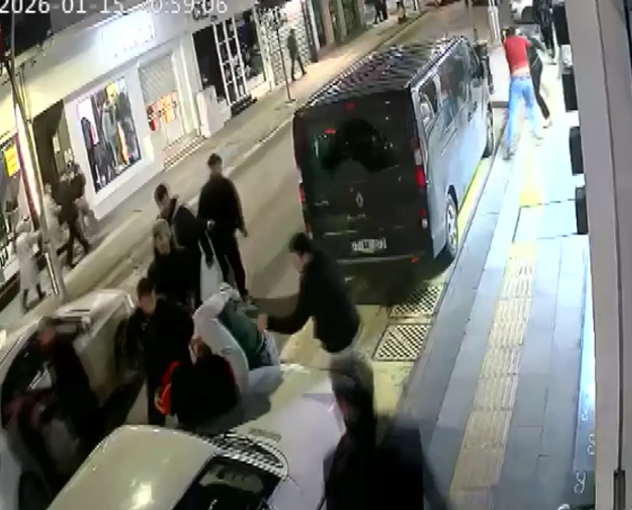 9 kişilik grup esnafa saldırdı! İşyerindeki dehşet anları kamerada 1