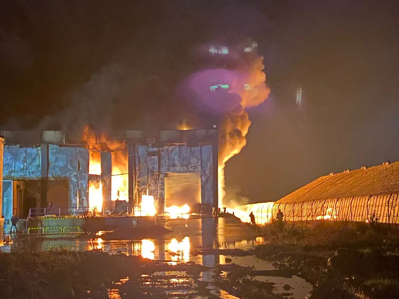 Antalya’da gece yarısı korku! Dev market deposu alevlere teslim 3