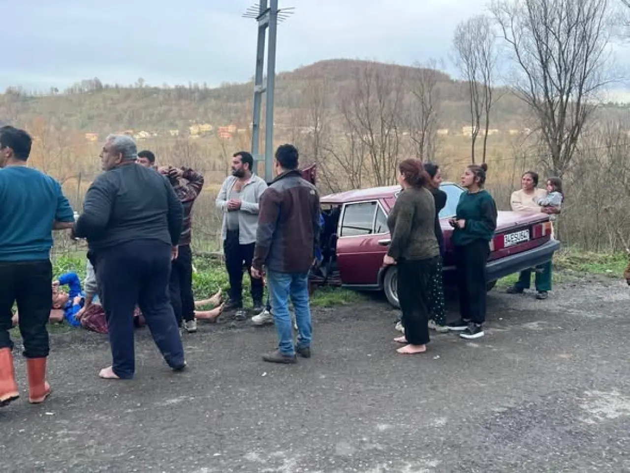 Zonguldak’ta kaza paniği! Kontrolden çıkan araç direğe saplandı 3