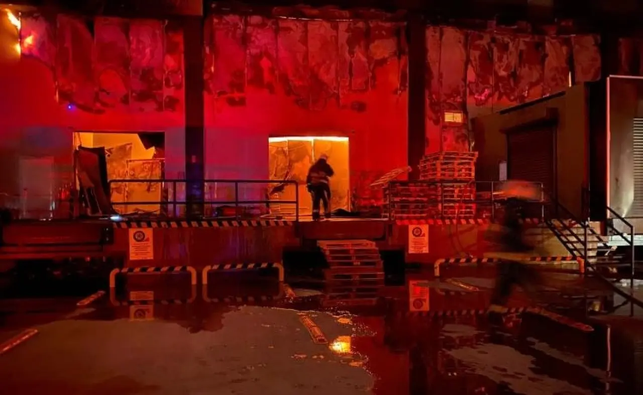 Antalya’da gece yarısı korku! Dev market deposu alevlere teslim 1