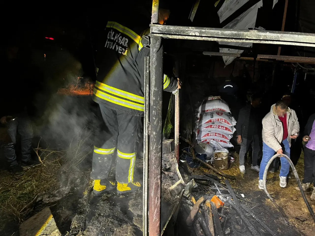 Gölhisar’da ahır alevlere teslim oldu! Maddi hasar büyük 3