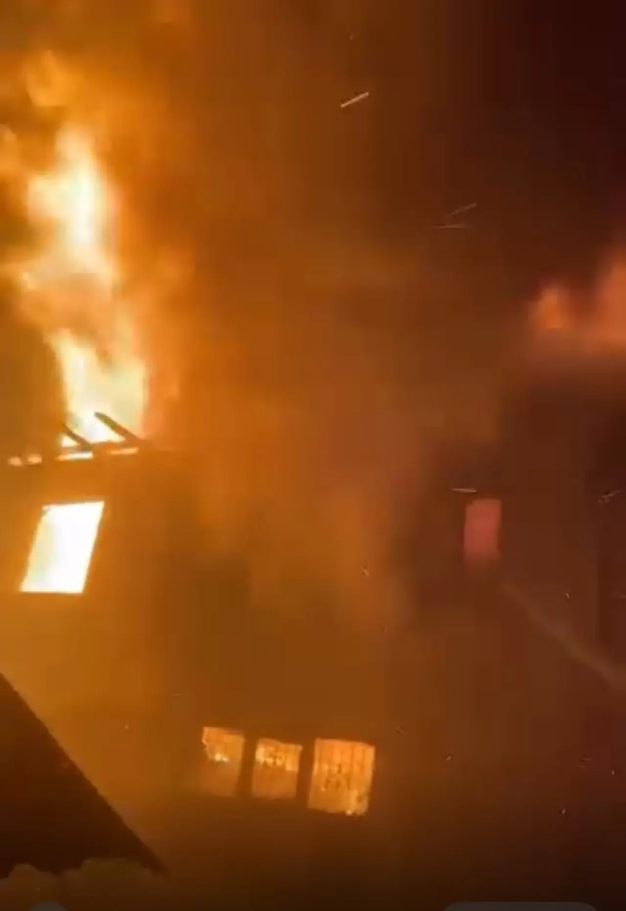 Karabük’te büyük yangın! Muhtarın evi küle döndü 3