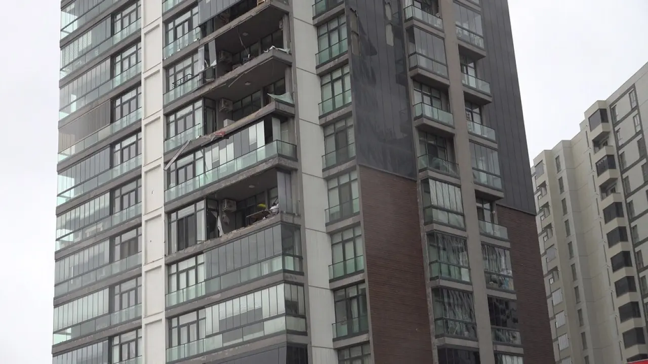 Bursa'da şiddetli lodos hayatı felç etti! Milyonluk dairelerin balkonları söküldü 1