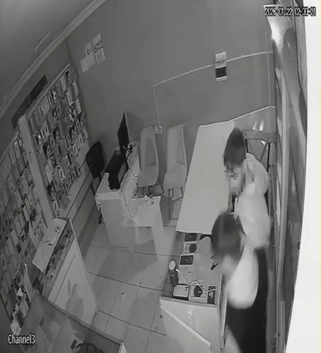 Mağazadaki tüm telefonları çaldılar! Iğdır’da şok soygun anı 2