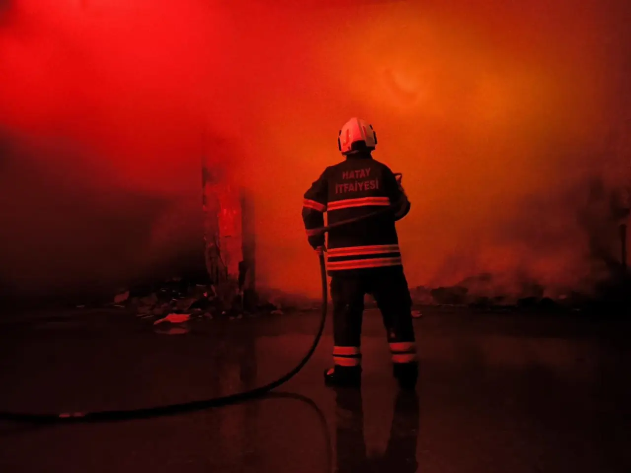 İskenderun’da korku dolu anlar! Metruk bina alevlere teslim oldu 3