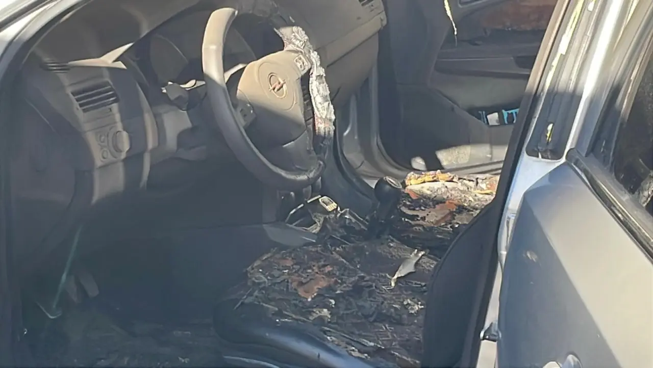 Karaman’da şok olay! Otomobilin direksiyon ve koltukları yandı 2