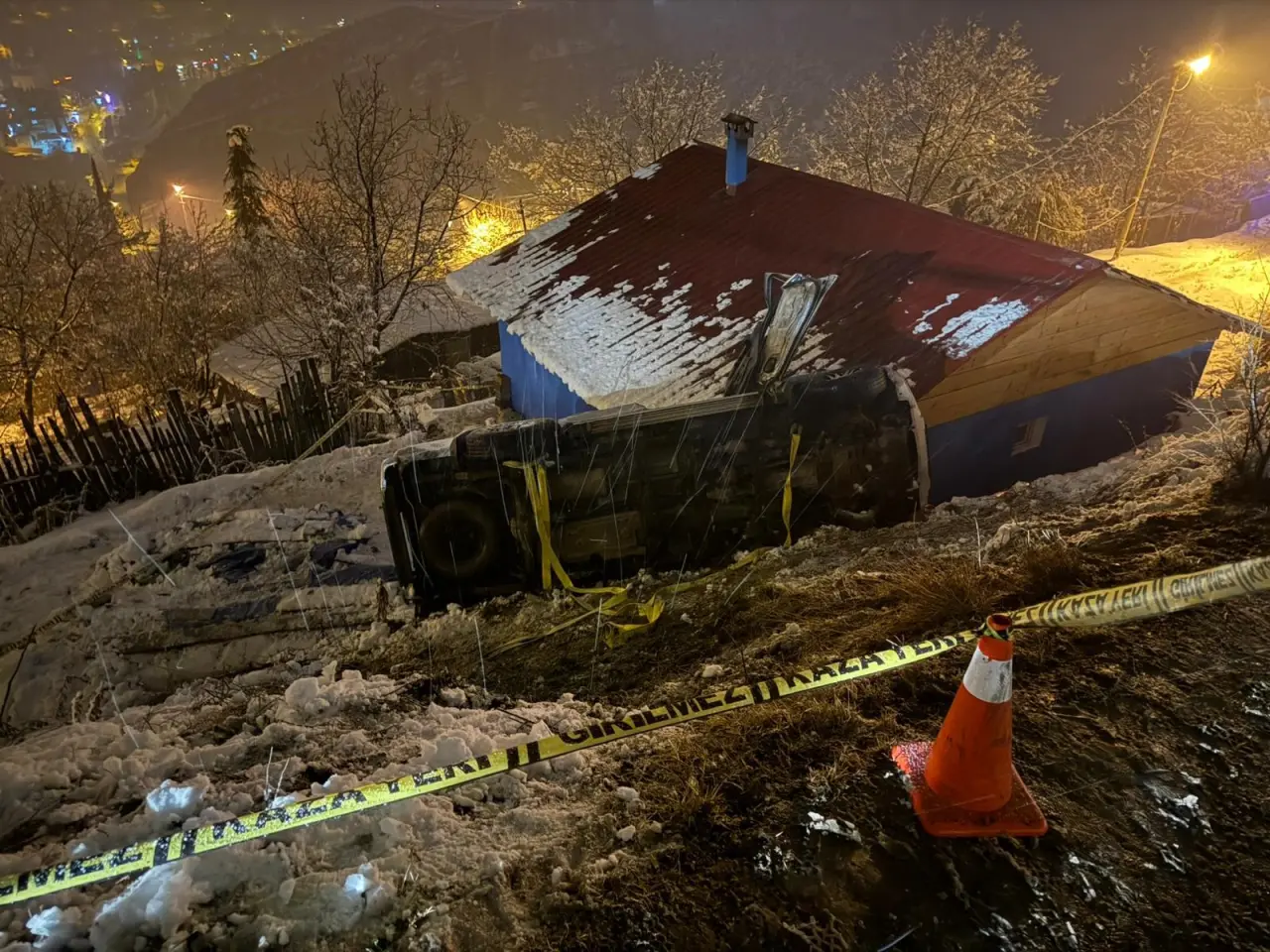 Buzlu yolda kontrolden çıktı, evin üstüne uçtu! 1 ölü, 1 yaralı 2