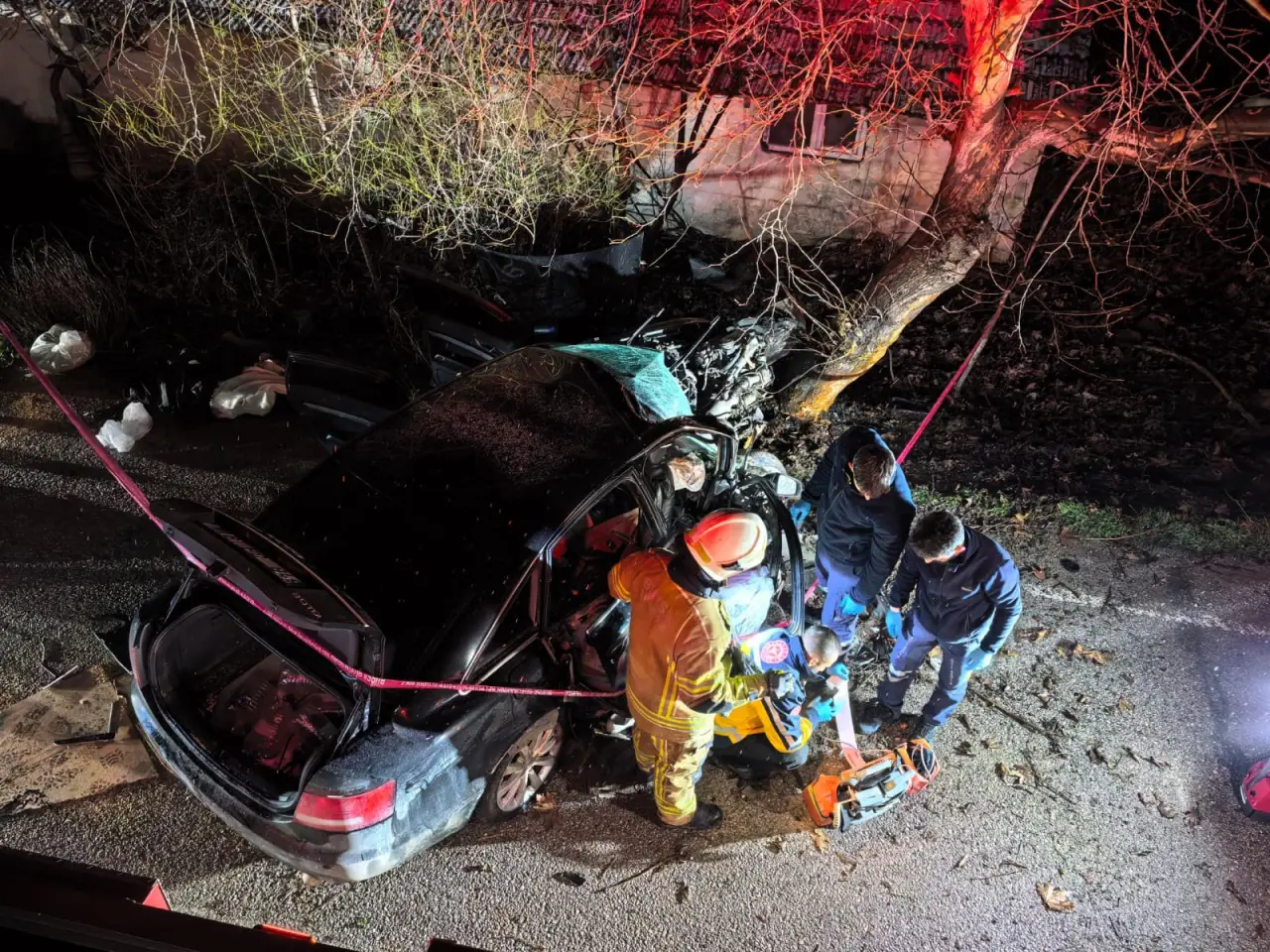 Kontrolünü kaybeden otomobil ağaca saplandı! 2 ölü, 2 yaralı 1