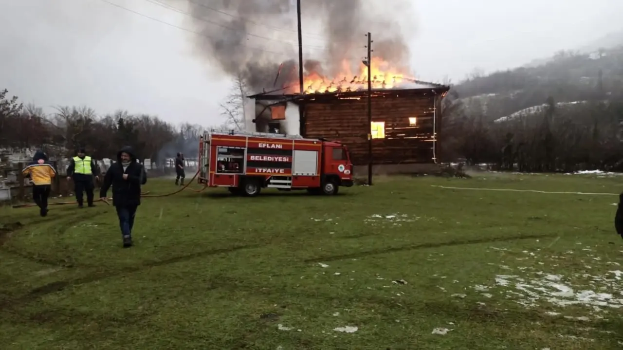 Karabük'te cuma namazı sırasında yangın! 450 yıllık tarihi cami kül oldu 2