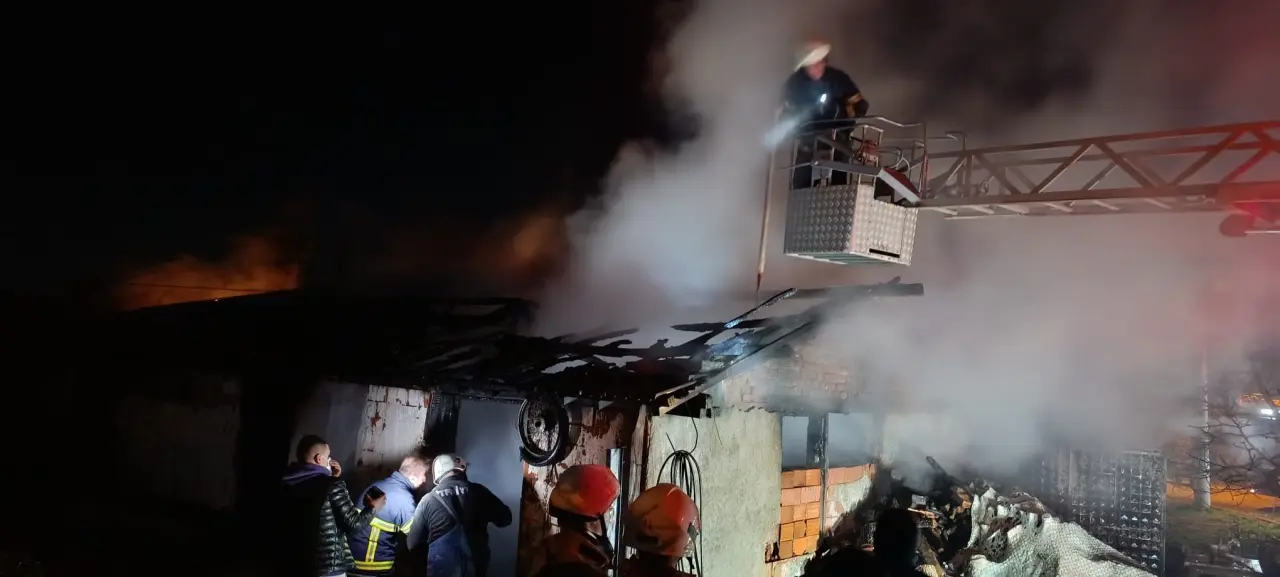 Çanakkale'de samanlık alev aldı, otomobil ve motosiklet küle döndü! 5