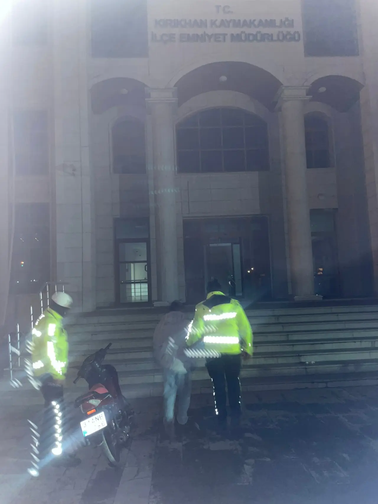 Hatay’da motosiklet üzerinde tehlikeli dakikalar! Çocuk sürücüye 50 bin TL ceza 4