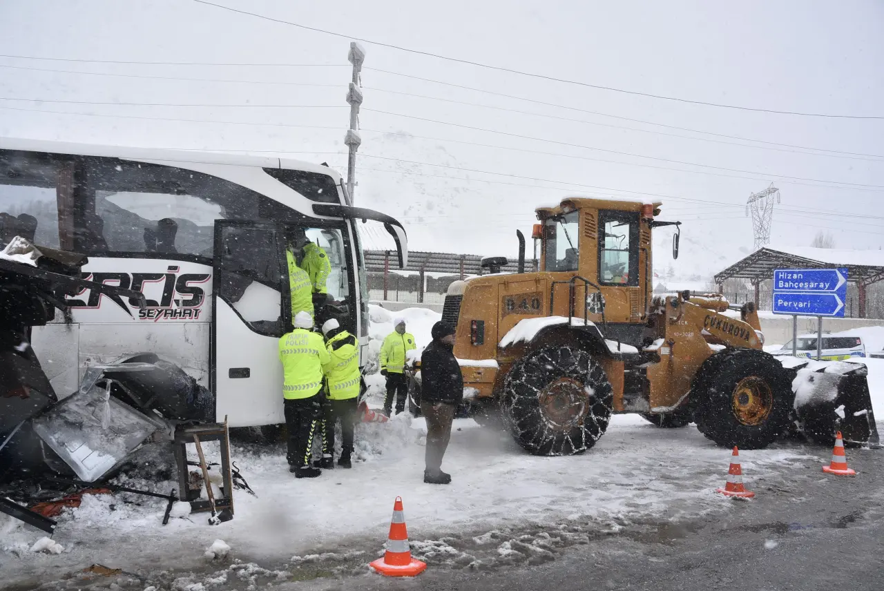 Bitlis'te feci kaza! Kar nedeniyle kayan otobüs 4 polisi yaraladı 5