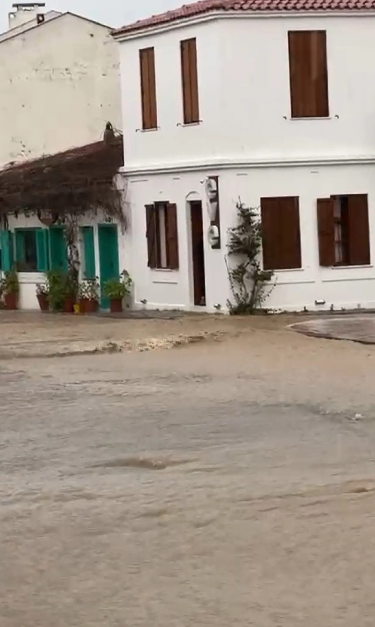 Bozcaada’da sağanak yağış felaketi! Sokaklar göle döndü, hayat durma noktasına geldi 2