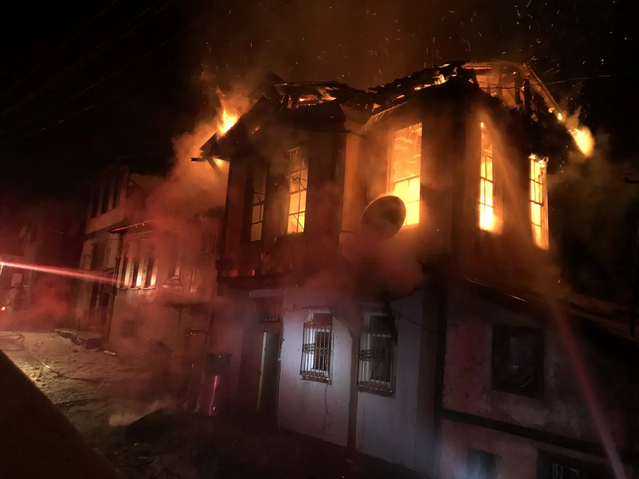 Kastamonu’da 3 katlı tarihi konak küle döndü! Çevre evler de zarar gördü 3