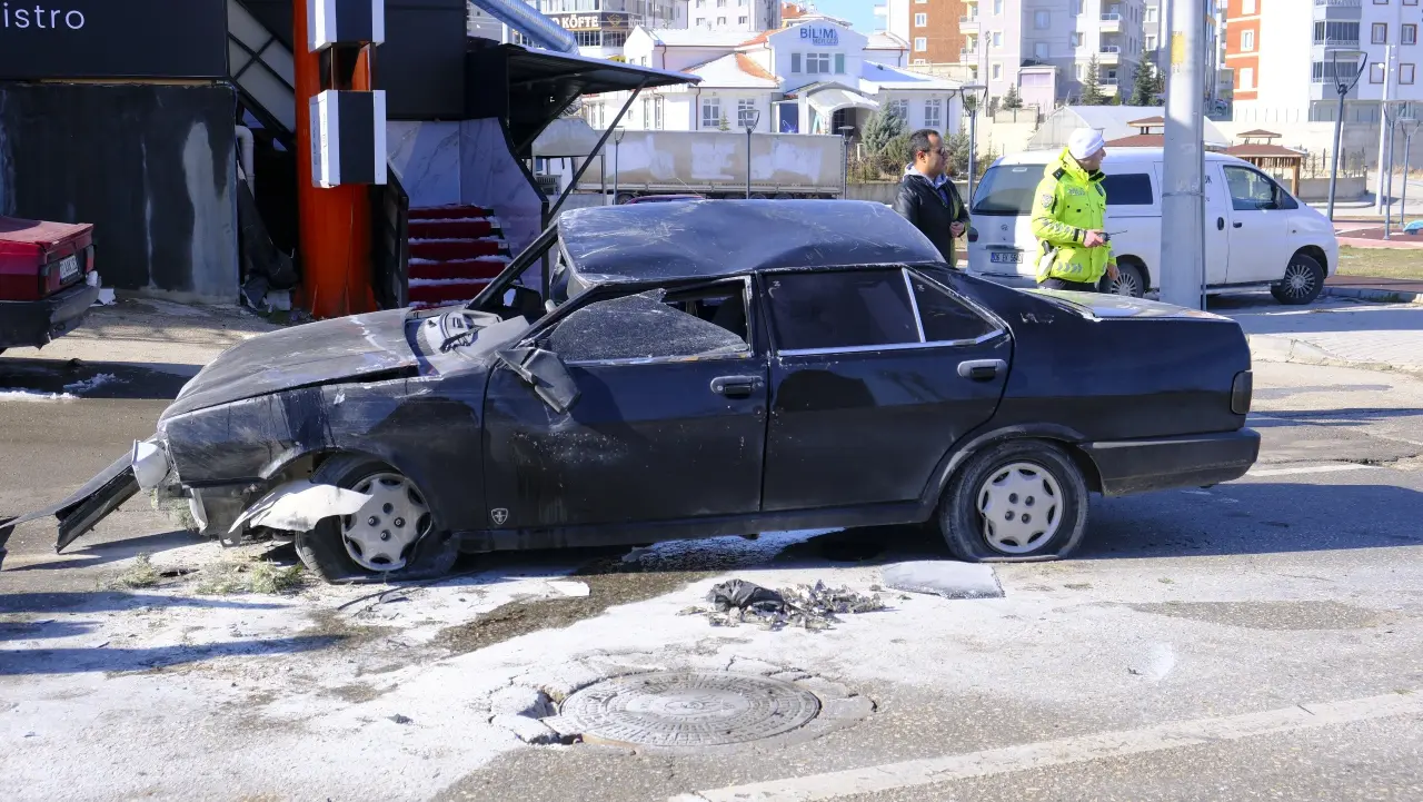 'Annemi arıyordum' dedi, takla attı! Pert olan araçtan şans eseri kurtuldu 4