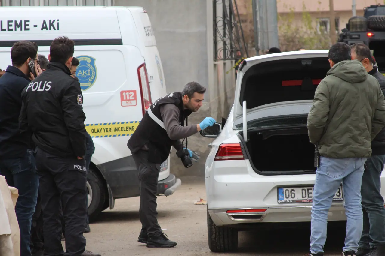 Adana’da sokakta dehşet! Taş, sopa ve kurşunlar havada uçuştu 4