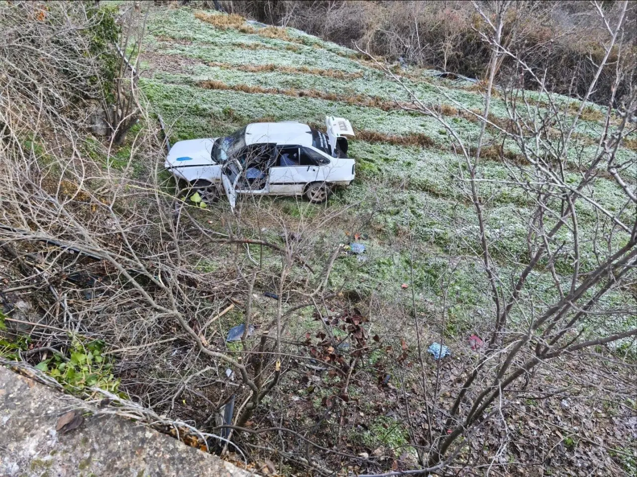 Bilecik’te dehşet anları! Kontrolden çıkan otomobil şarampole uçtu 1