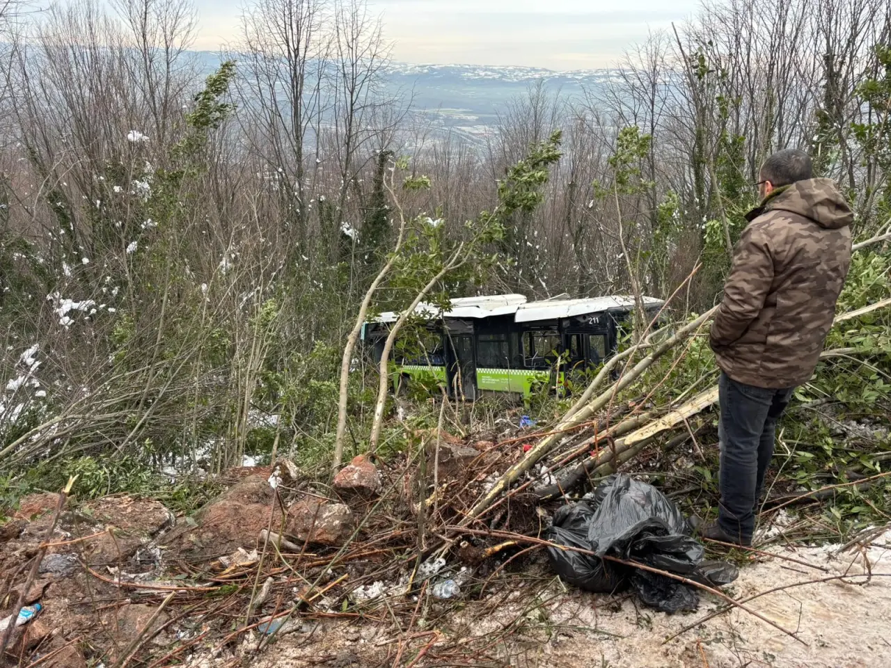 Sisli vadide facia! Kartepe'de yolcu dolu otobüs uçuruma yuvarlandı 1
