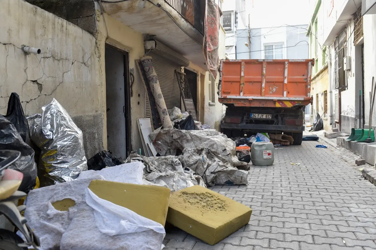 Adana'da kötü koku ihbarı sonrası şok manzara! Evden 1 kamyon çöp çıktı 5