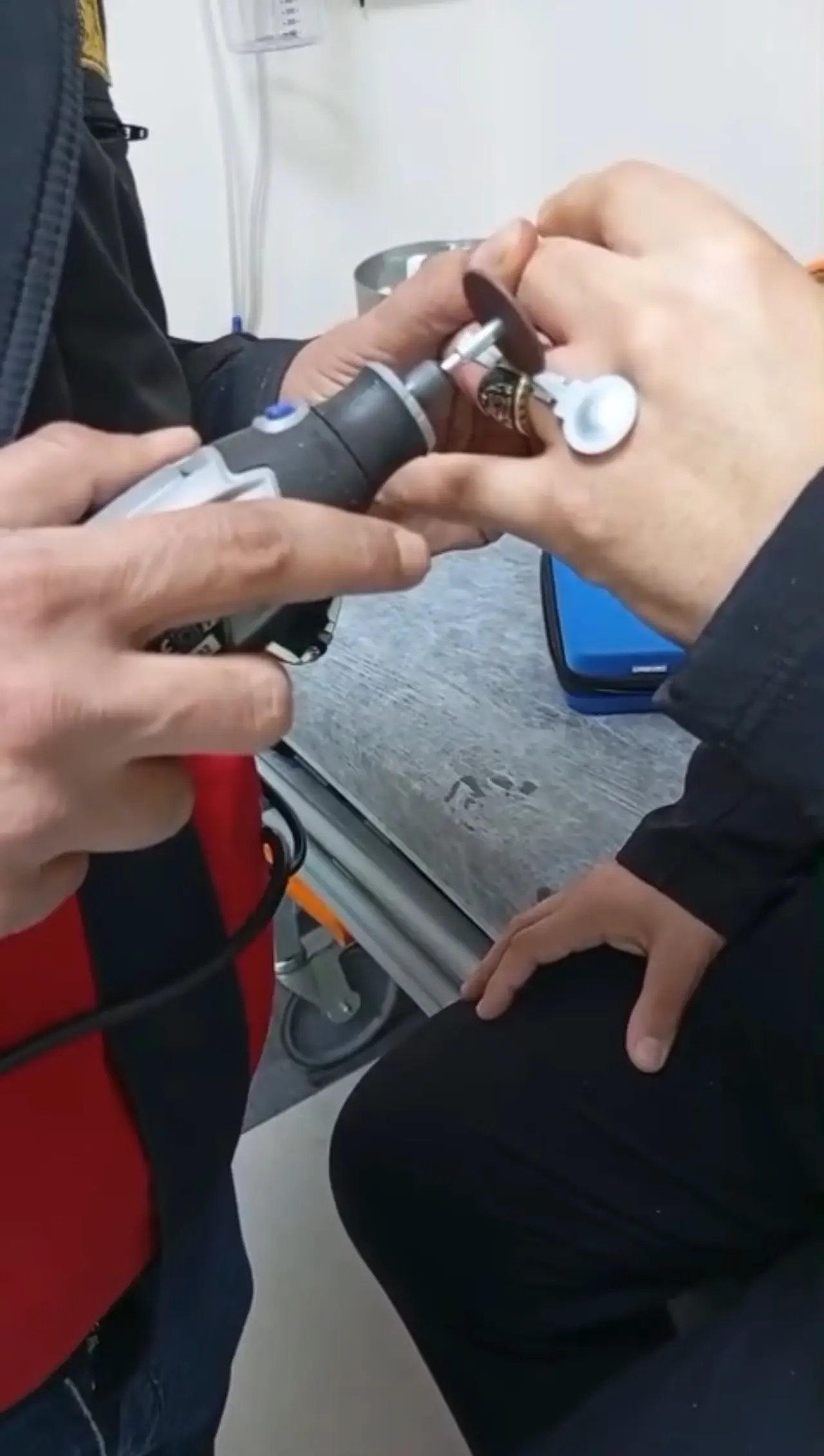 Parmağından çıkmadı, hastaneye başvurdu! Sıkışan yüzük için itfaiye seferber oldu 1