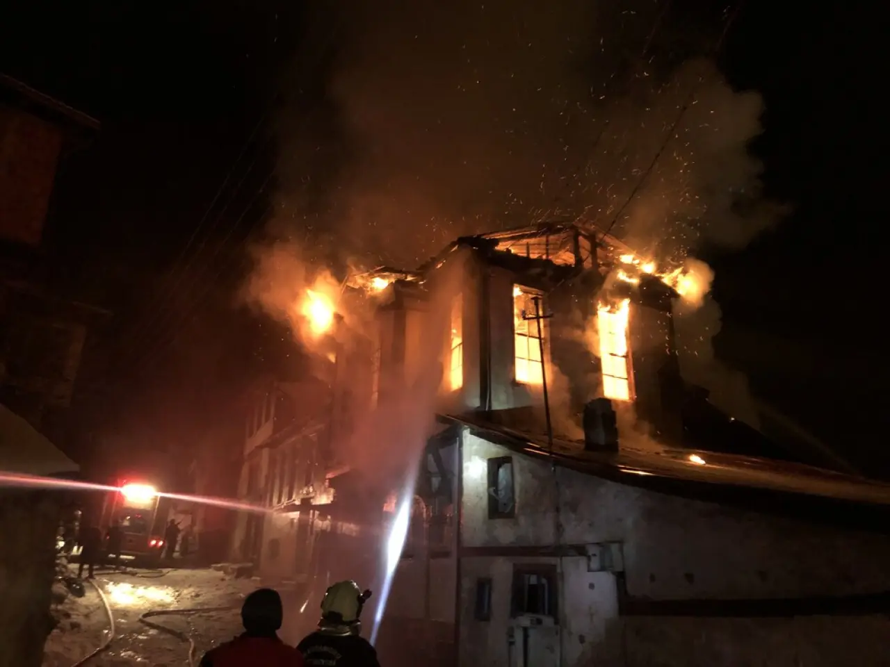 Kastamonu’da 3 katlı tarihi konak küle döndü! Çevre evler de zarar gördü 1