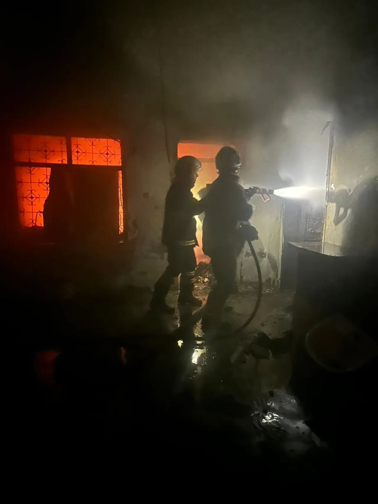 Kedinin kurtarılma anı yürekleri ısıttı: Yangında mucize! 3