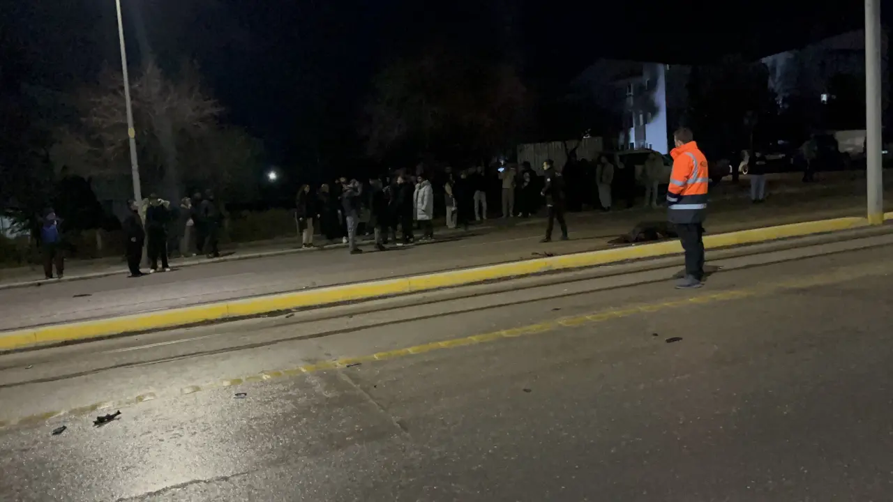 Eskişehir’de dehşet! Tramvaydan inen yayalara otomobil çarptı: 3 ölü 2