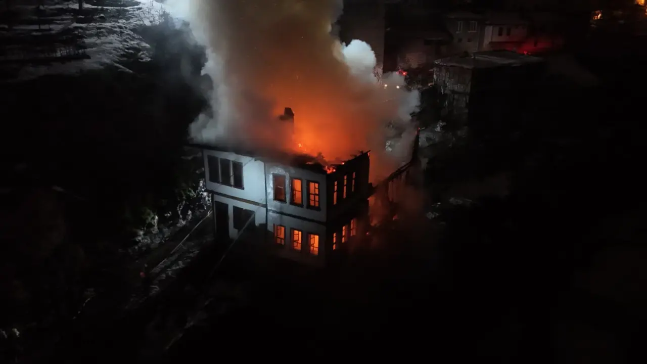 Safranbolu'da 200 yıllık tarihi konak alevlere teslim oldu! 6
