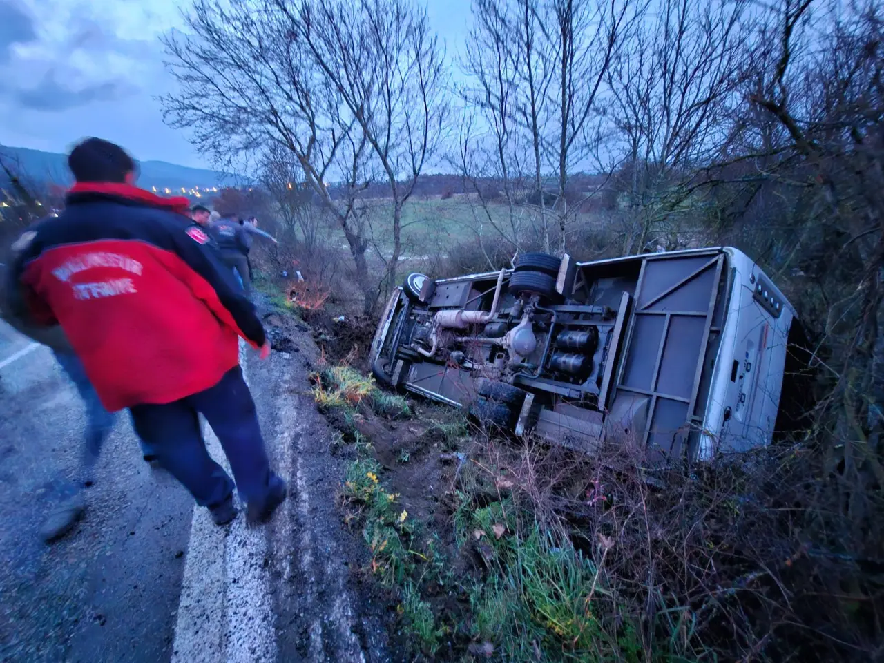 Balıkesir’de feci kaza! Araç şarampole uçtu, 14 yaralı 2