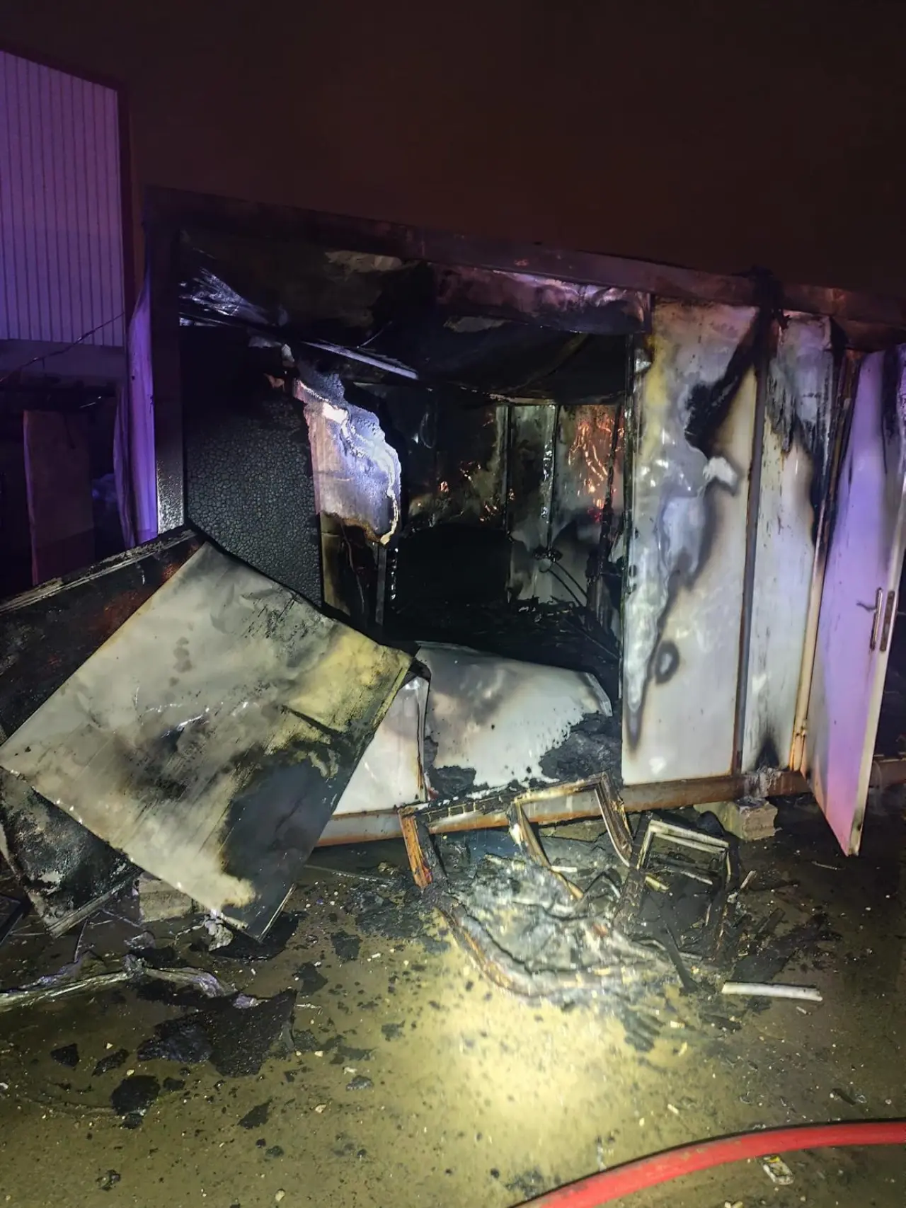 Hatay’da korkutan yangın! Konteyner alevlere teslim oldu 2