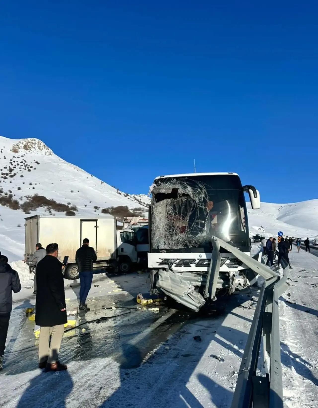 Ağrı'da et kamyoneti ile otobüs çarpıştı! Çok sayıda yaralı var 1