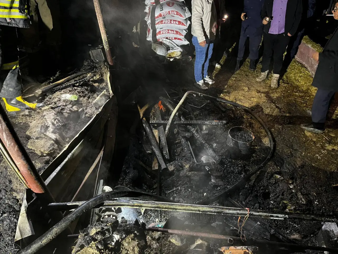 Gölhisar’da ahır alevlere teslim oldu! Maddi hasar büyük 5