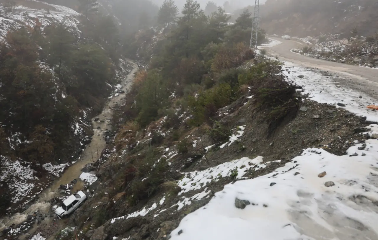 Hatay’da nefes kesen kaza! Otomobil uçurumdan dereye uçtu 2