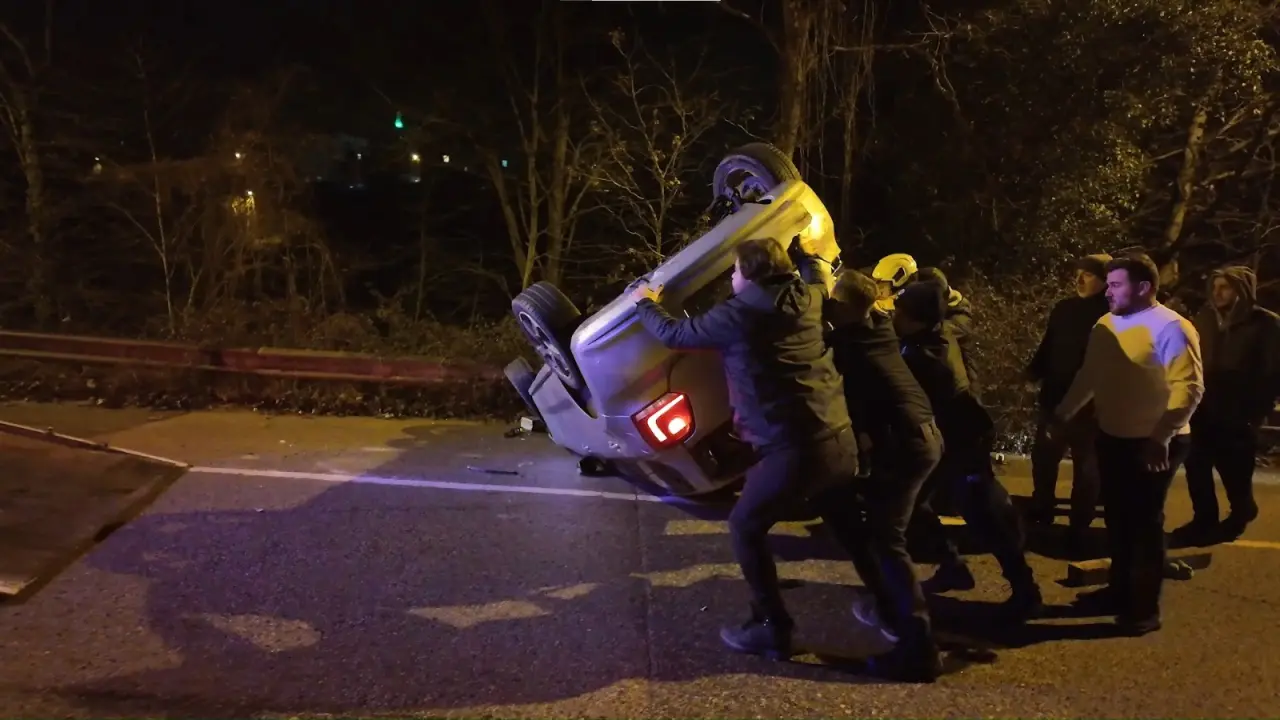 Beykoz'da korkunç kaza! Araç ters döndü, 2 yaralı 3