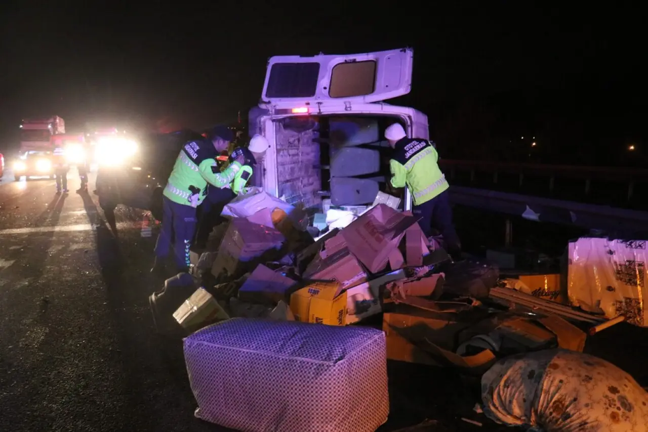 Anadolu Otoyolu’nda feci çarpışma! Minibüs yan yattı, 1 ölü 3 yaralı 3