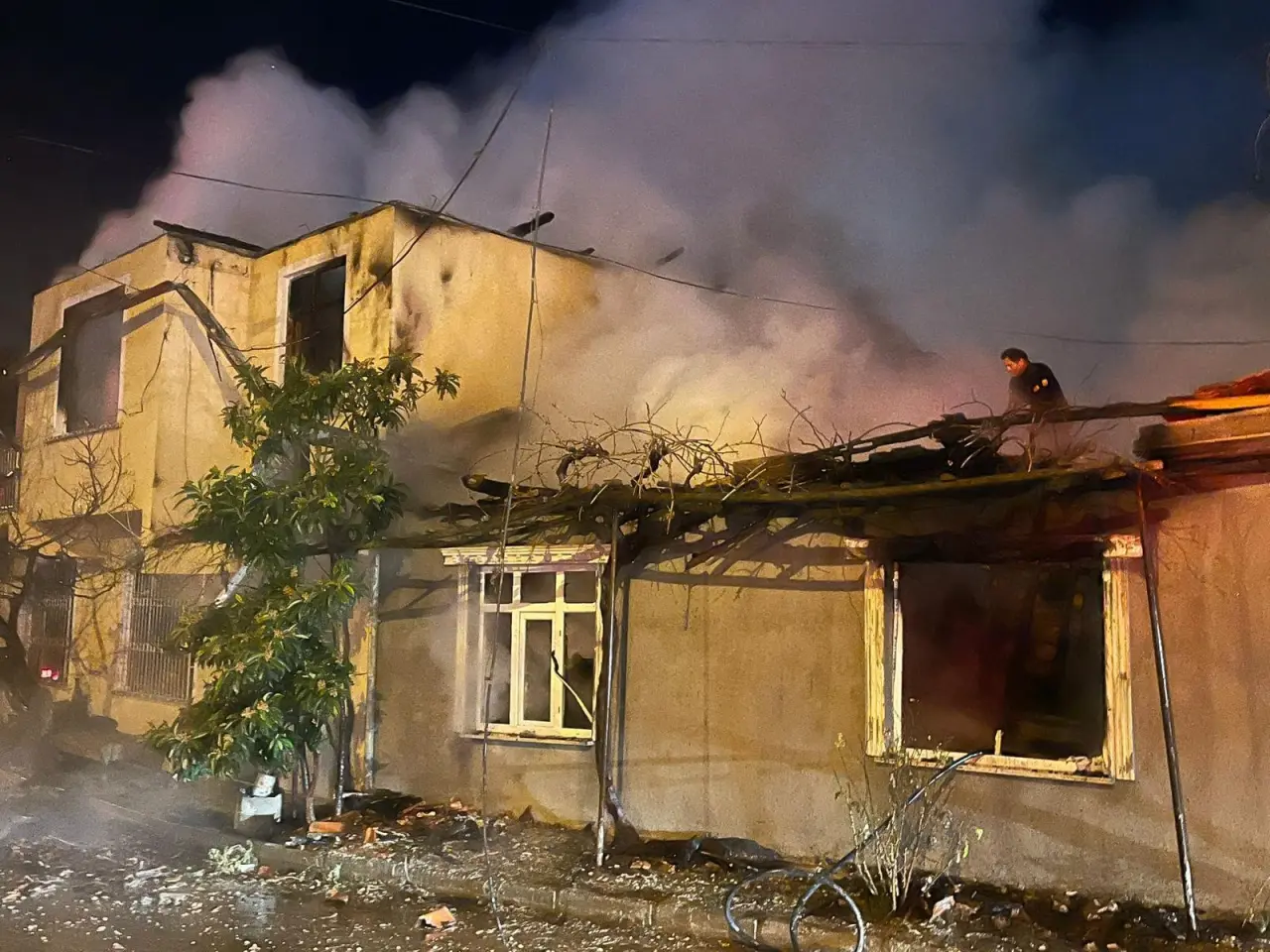 Burdur'da gece saatlerinde yangın felaketi! 2 ev ve ahır kül oldu 4