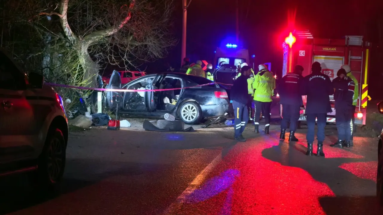 Kontrolünü kaybeden otomobil ağaca saplandı! 2 ölü, 2 yaralı 2