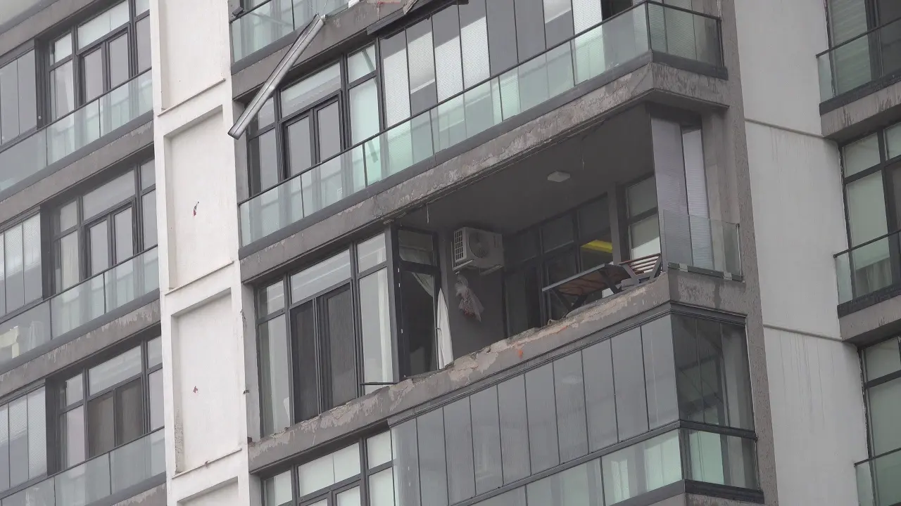 Bursa'da şiddetli lodos hayatı felç etti! Milyonluk dairelerin balkonları söküldü 4