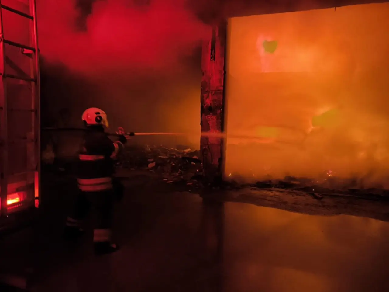 İskenderun’da korku dolu anlar! Metruk bina alevlere teslim oldu 1