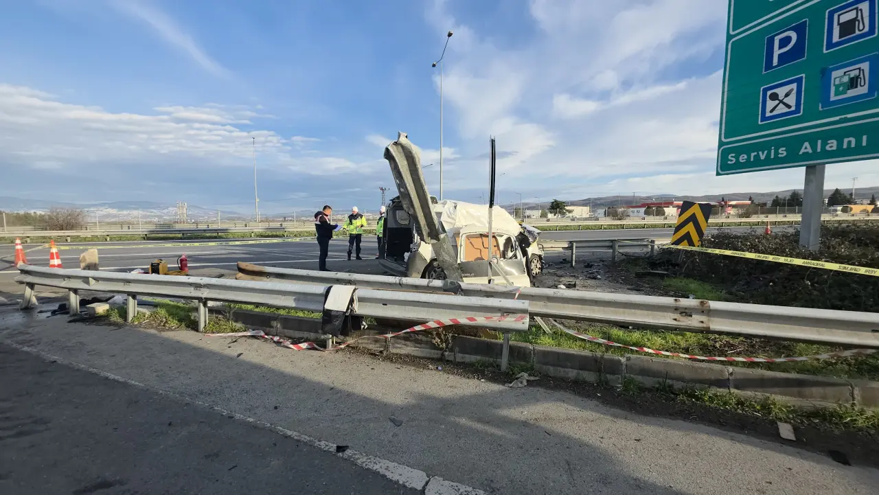 Düzce TEM’de dehşet anları! Otomobil bariyerleri delip geçti, 2 ölü 4