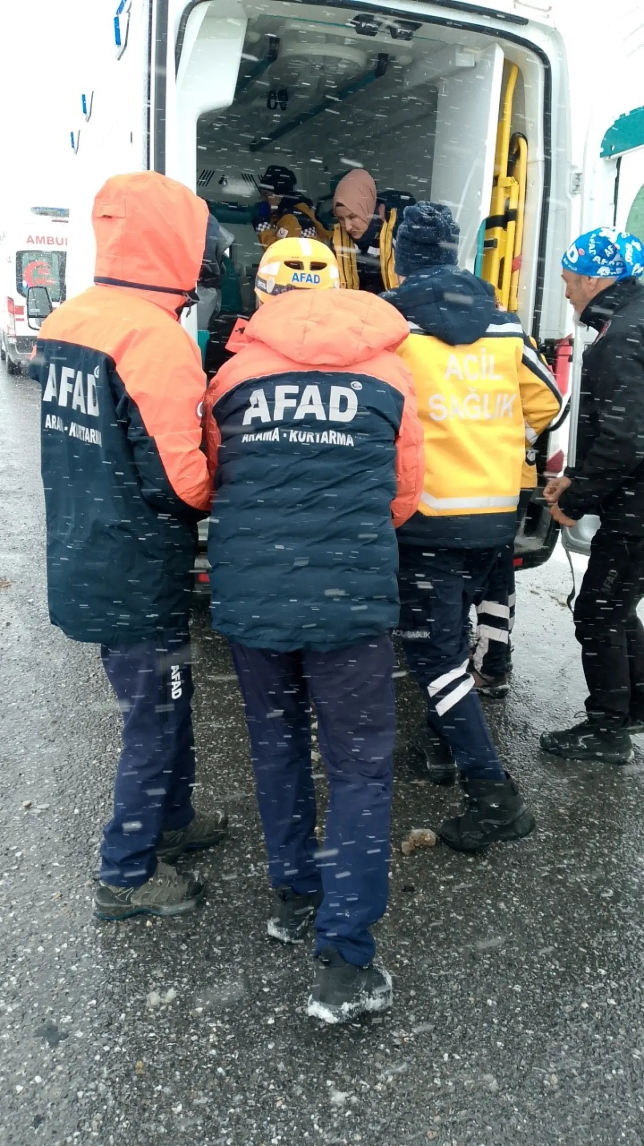 Cenaze taşıyan minibüs takla attı: 22 kişi yaralandı! 5