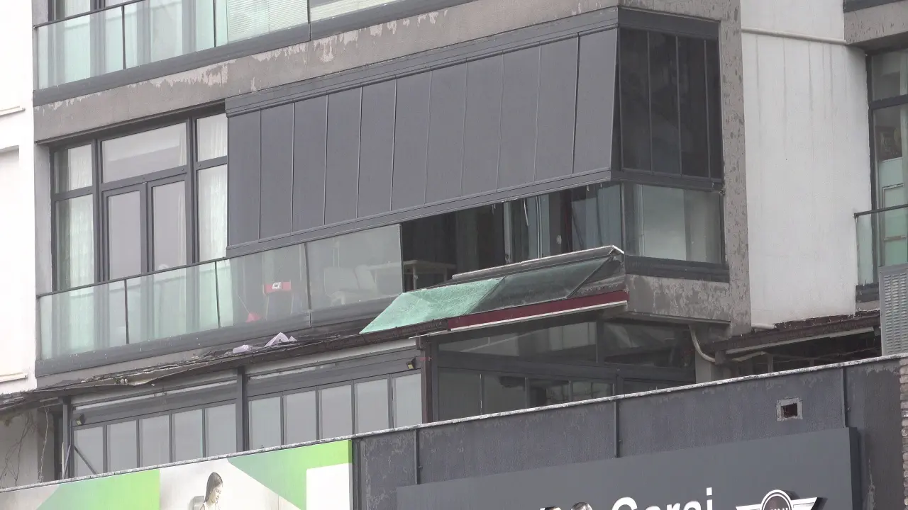 Bursa'da şiddetli lodos hayatı felç etti! Milyonluk dairelerin balkonları söküldü 3