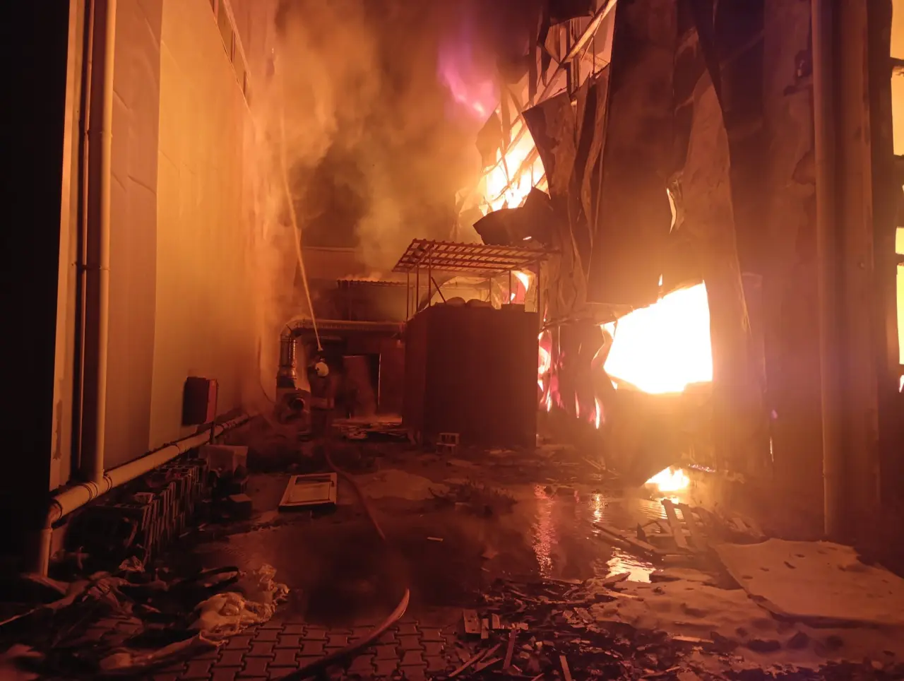 Antakya’da korkutan yangın! Sünger deposu alevlere teslim oldu 2