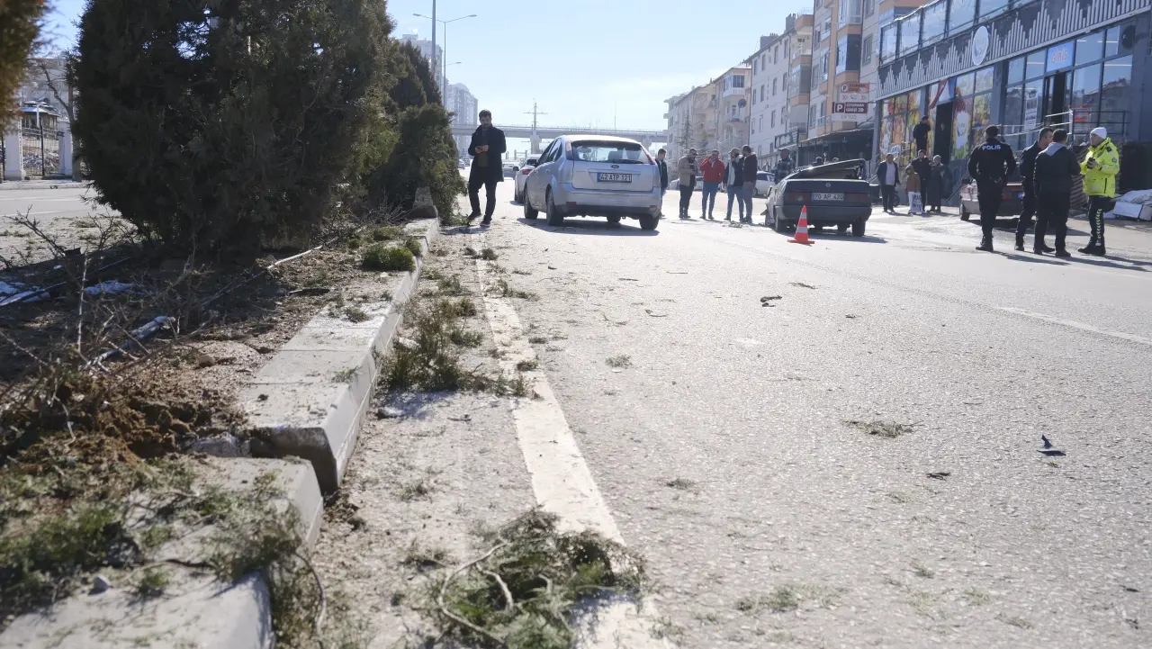 'Annemi arıyordum' dedi, takla attı! Pert olan araçtan şans eseri kurtuldu 3