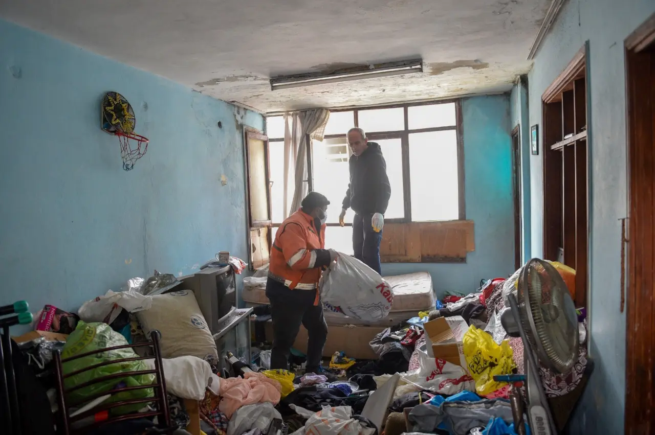 Adana'da kötü koku ihbarı sonrası şok manzara! Evden 1 kamyon çöp çıktı 7