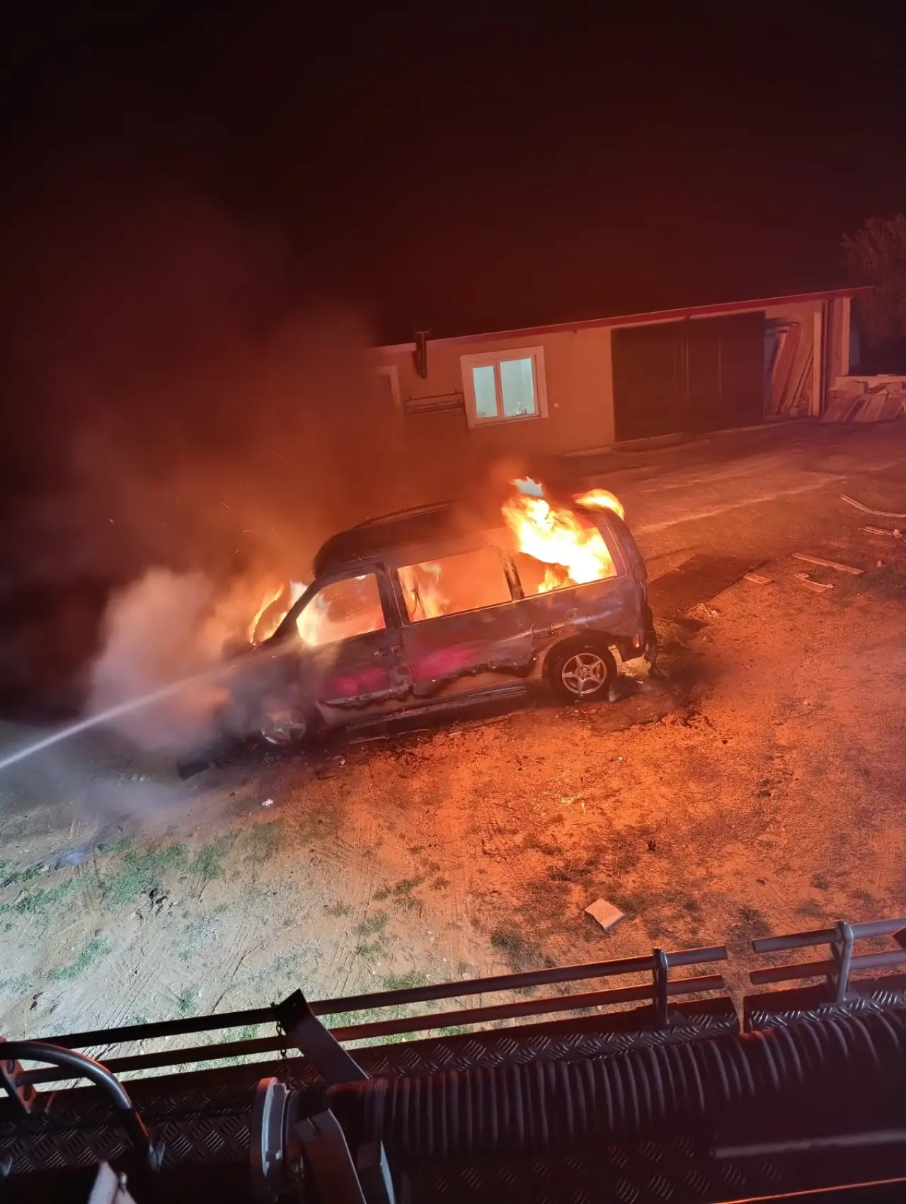 Gece yarısı dehşeti! Seyir halindeki araç tamamen yandı 2