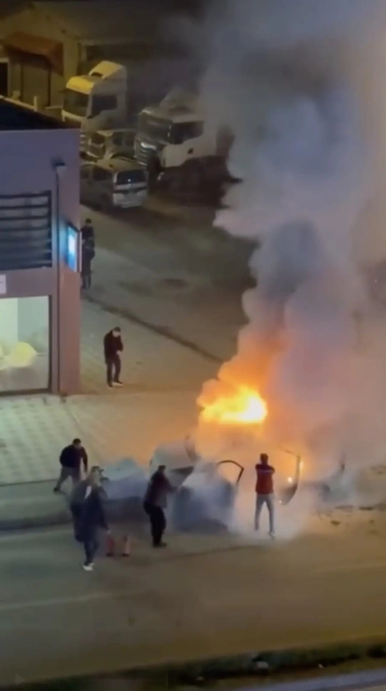 Bursa’da araç yangını: Alevler mahalleliyi sokağa döktü! 3