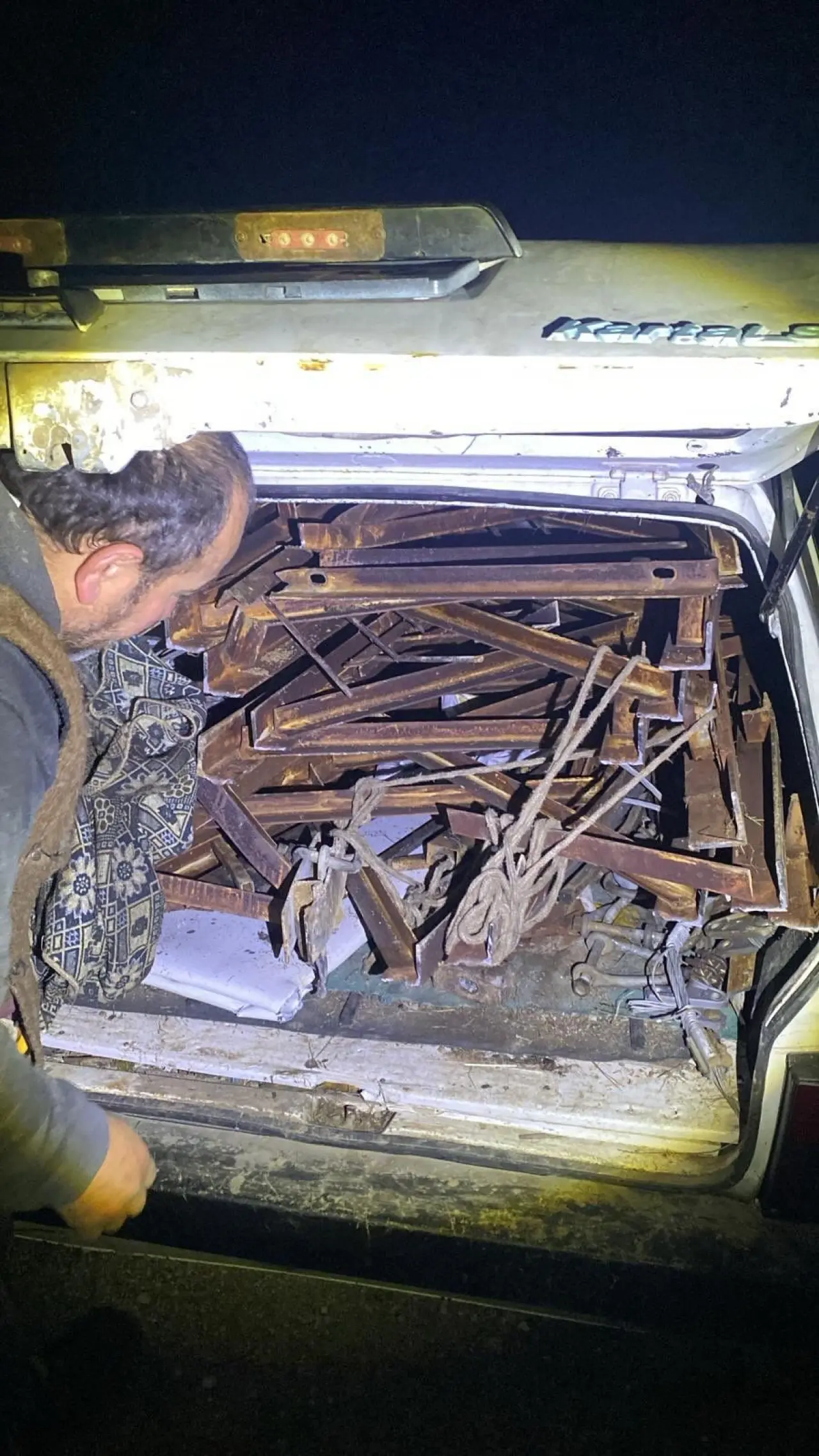 Bilecik'te ilginç hırsızlık! Elektrik direğine ait demirleri sırtlayıp gitti 1